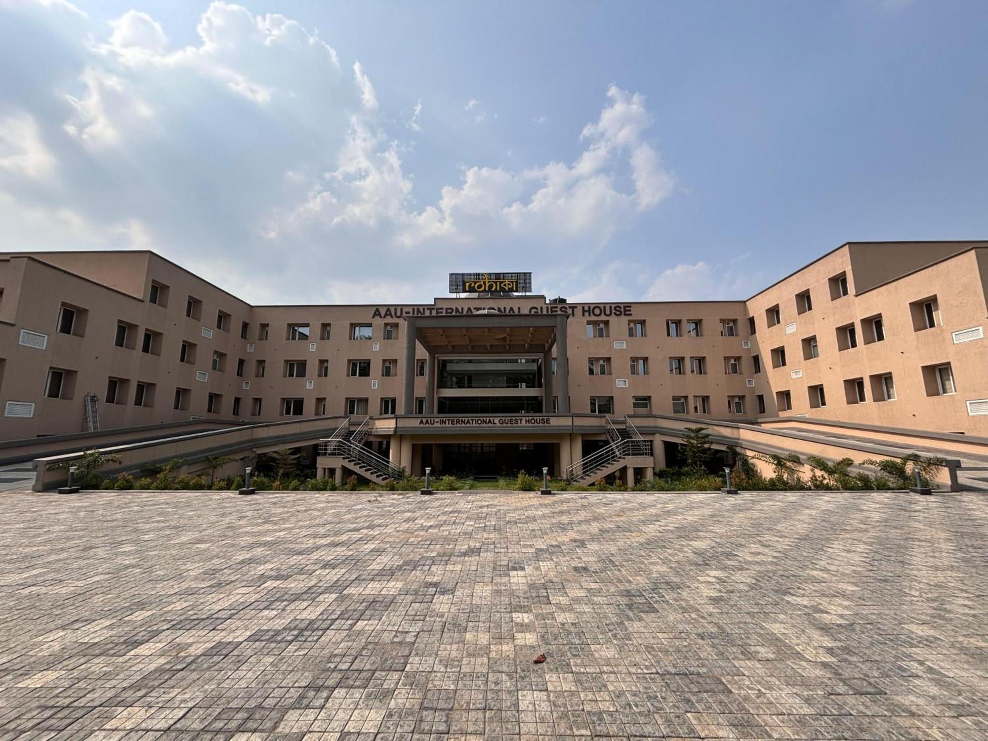 Rohika Aau-Igh Hotel Гувахати Екстериор снимка